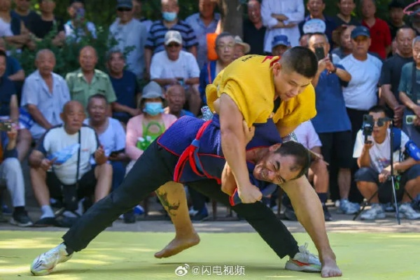 西班牙游客济南民间跤场体验传统跤艺，感受中华民间文化的魅力