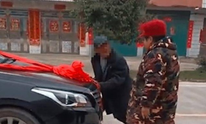 河南老人强拦婚车讨喜烟，文明执法引热议，特警驱离引发社会关注