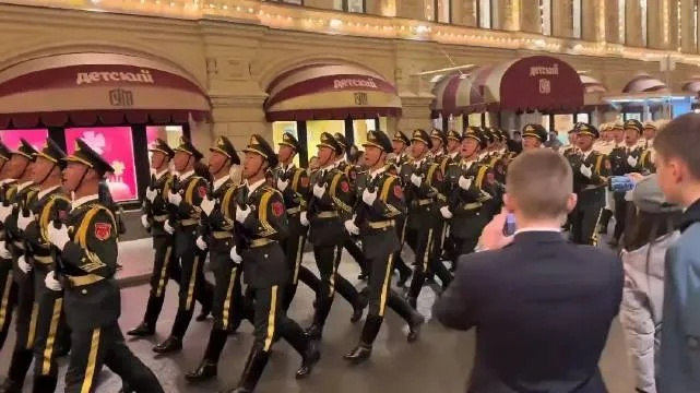 中国仪仗队帅气风采引外国军人纷纷打卡，成为全球焦点！