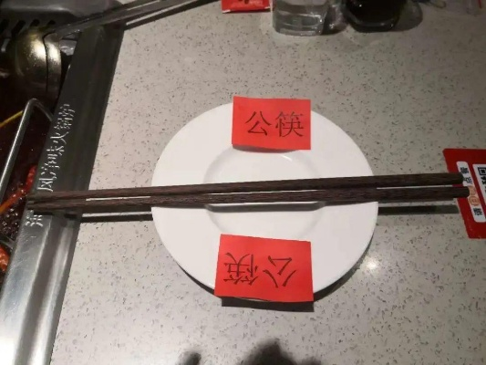 女子超市试吃咸菜后公筷插回引发争议，公共餐具使用规范再引关注