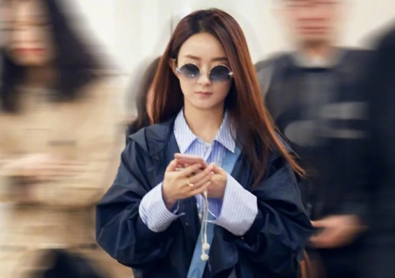 赵丽颖称换发色是换个心情，展现新形象诠释生活态度