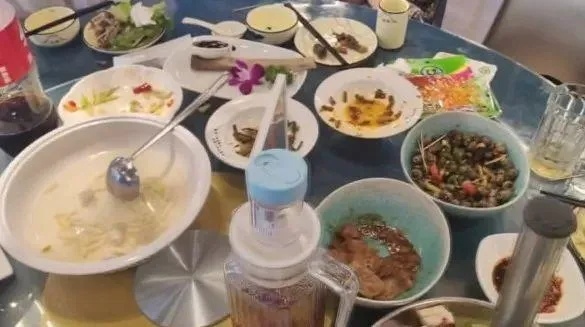 市监局紧急回应女子公筷试吃咸菜后插回事件，调查结果及后续处理措施