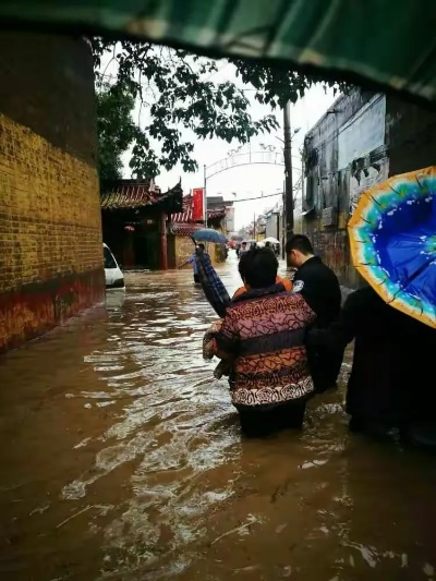 特大暴雨来袭，守护家园，共渡难关