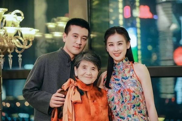 黄圣依与妈妈相处模式引热议，好窒息的母女关系，究竟隐藏着怎样的家庭秘密？