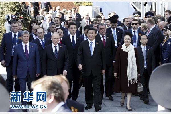 习近平同普京共赴红场，见证中俄友谊新篇章—红场阅兵式上的历史时刻