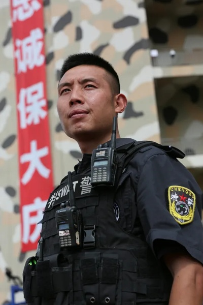 青春无畏，21岁特巡警7秒英勇救下一条命