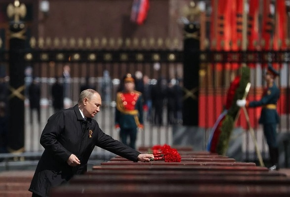 普京阅兵式上激情高呼节日快乐！乌拉—展现俄罗斯民族自豪与团结