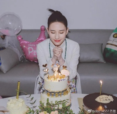 何超莲晒生日合照引发热议，不见窦骁引网友猜测！