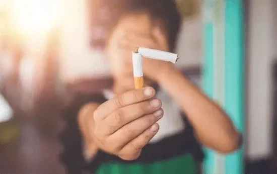 丈夫抽烟43年，妻子竟因二手烟确诊肺癌晚期，无声的杀手，家庭悲剧的警示