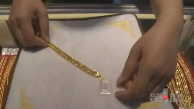 金手镯剪开竟流出液体，重量轻了近2克，背后原因令人惊叹！