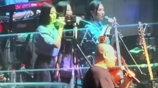 徐子尧演唱时惊现虫子爬脸，网友热议，这是怎么了？