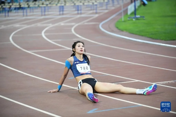 吴艳妮破茧成蝶，首都高校女子100栏纪录告破！