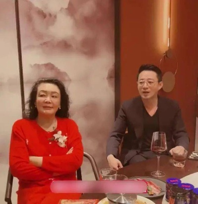 汪小菲撒喜糖，张兰一身红衣送祝福，豪门盛宴再掀热潮！